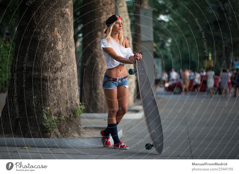 junge Skaterin Lifestyle Stil schön Sommer Frau Erwachsene Straße Mode blond Denken stehen Coolness trendy lässig Skateboard Longboard urban attraktiv