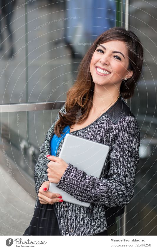 fröhliches Geschäftsfrauenporträt Glück schön Büro Business Computer Technik & Technologie Frau Erwachsene Gebäude Lächeln stehen modern benutzend