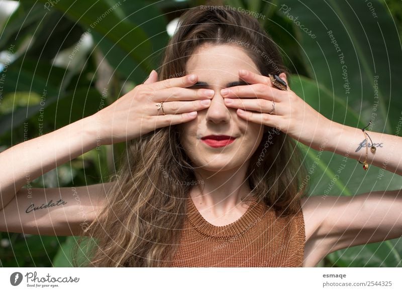 Porträt einer jungen Frau mit geschlossenen Augen in der Natur Lifestyle exotisch Freude schön Gesundheit Wellness Leben Erholung ruhig Meditation Spa