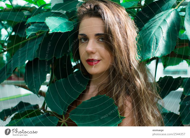 Porträt eines Teenagers in der Natur Junge Frau Jugendliche Pflanze Baum Garten Duft authentisch exotisch frei Freundlichkeit frisch Gesundheit schön natürlich
