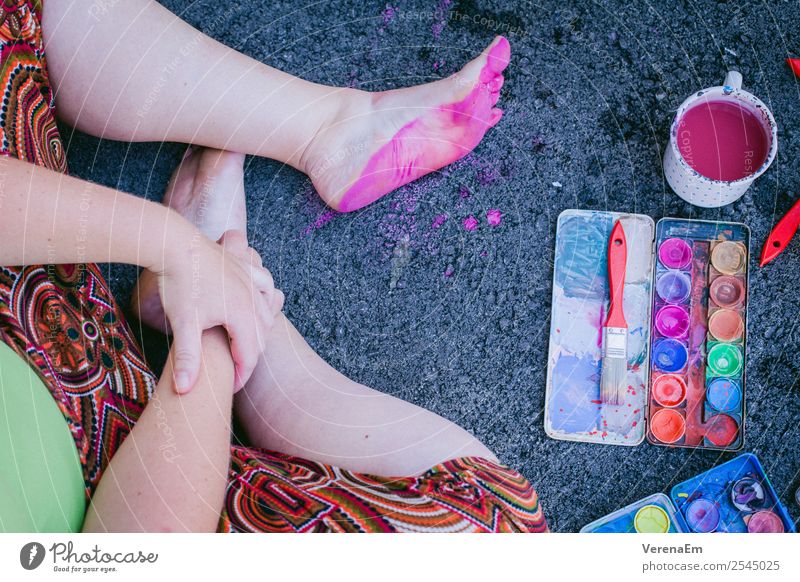rosa Fußabdrücke Basteln Handarbeit Körper Beine 1 Mensch 18-30 Jahre Jugendliche Erwachsene 30-45 Jahre Kunst Künstler Maler sitzen ästhetisch authentisch