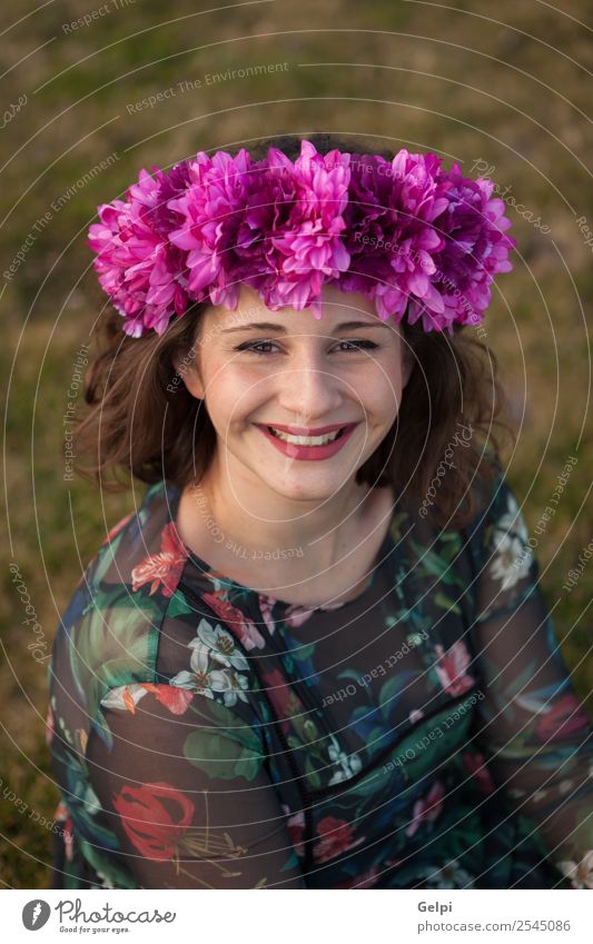 Schönes, kurvenreiches Mädchen Lifestyle Glück schön Haare & Frisuren Schminke Mensch Frau Erwachsene Natur Landschaft Blume Gras Straße Mode Kleid Lächeln