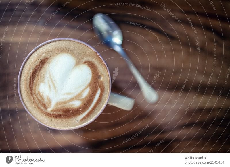 Kaffeepause Getränk Heißgetränk Wellness Leben Wohlgefühl Zufriedenheit Erholung trinken Cappuccino Milchschaum Schaumfigur Barista Kaffeetrinken Kaffeetisch