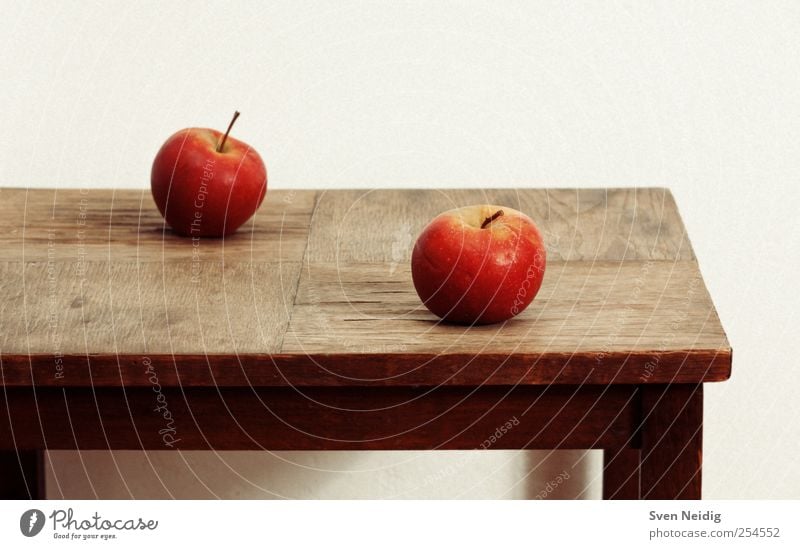 zwei Harmonien Lebensmittel Apfel Ernährung Vegetarische Ernährung Holz braun gelb rot weiß Gelassenheit Schreibtisch 2 Konsistenz Farbfoto Innenaufnahme
