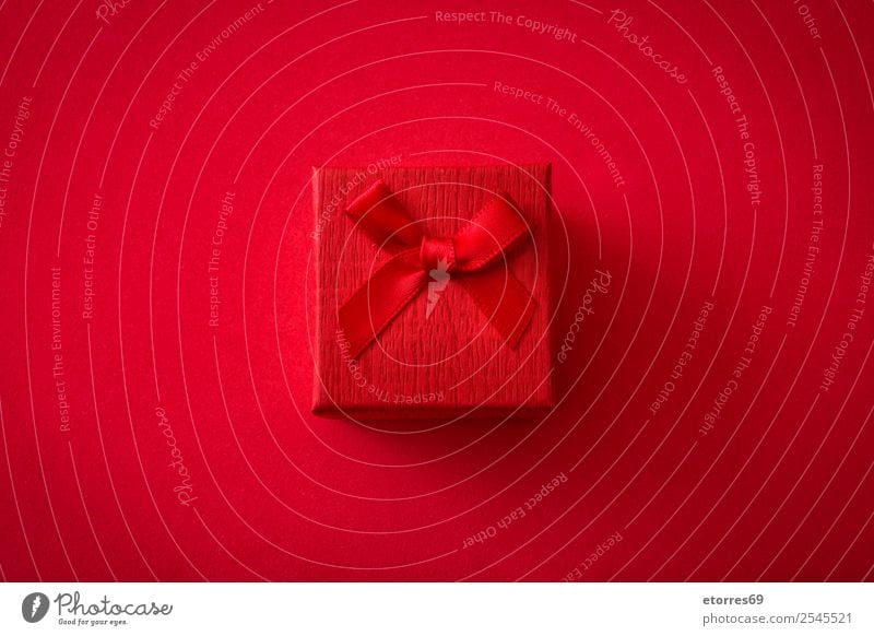 Rote Geschenkbox Weihnachten & Advent Kasten rot Hintergrund neutral Schnur Feste & Feiern Geburtstag Muttertag Vatertag Valentinstag Schleife Textfreiraum