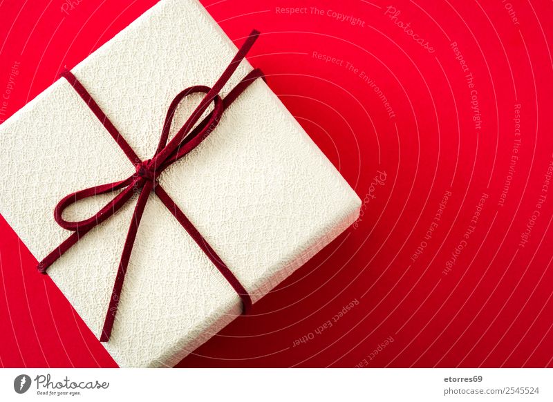 Weiße Geschenkbox weiß Weihnachten & Advent Kasten rot Hintergrund neutral Schnur Feste & Feiern Geburtstag Muttertag Vatertag Valentinstag Schleife