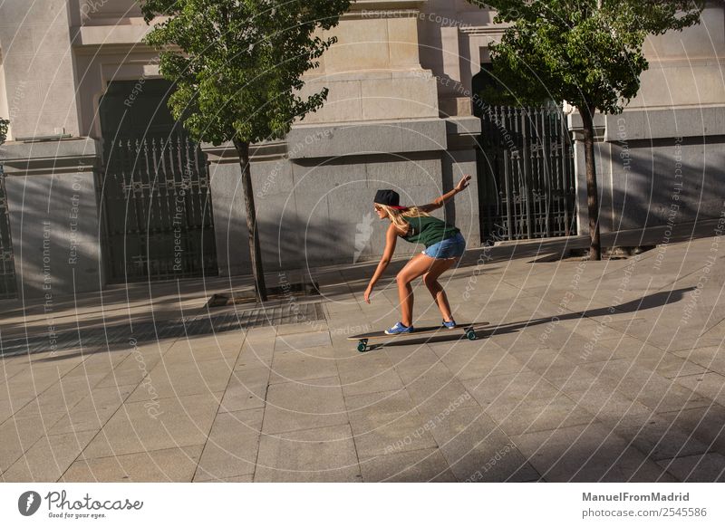 junge Frau beim Eislaufen auf der Straße Lifestyle Stil Freude schön Freizeit & Hobby Sommer Erwachsene Stadtzentrum Sonnenbrille blond Bewegung Lächeln
