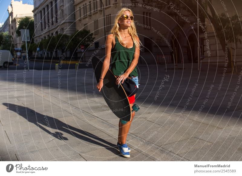junge Frau beim Eislaufen auf der Straße Lifestyle Stil Freude schön Sommer Erwachsene Stadtzentrum Sonnenbrille blond Coolness Erotik trendy lässig Longboard