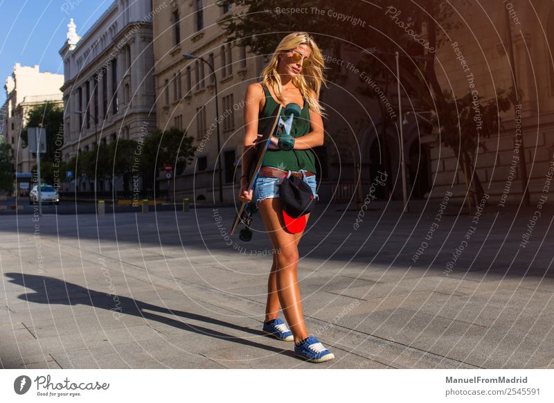 junge Frau beim Eislaufen auf der Straße Lifestyle Stil Freude schön Sommer Erwachsene Stadtzentrum Sonnenbrille blond Coolness Erotik trendy lässig Longboard