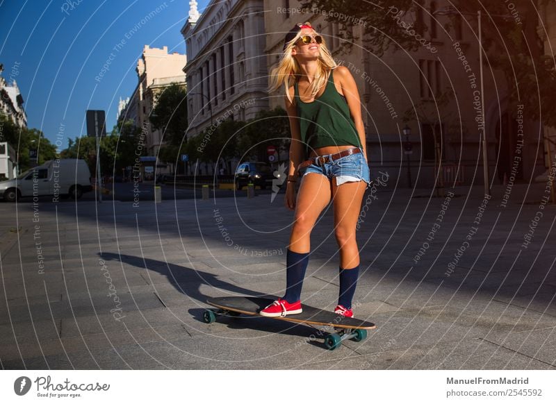 junge Frau beim Eislaufen auf der Straße Lifestyle Stil Freude schön Freizeit & Hobby Sommer Erwachsene Stadtzentrum Sonnenbrille blond Lächeln Coolness Erotik