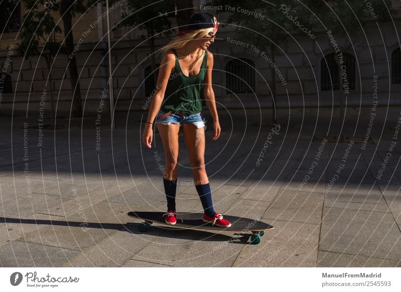 junge Frau beim Eislaufen auf der Straße Lifestyle Stil Freude schön Freizeit & Hobby Sommer Erwachsene Stadtzentrum Sonnenbrille blond Coolness Erotik trendy