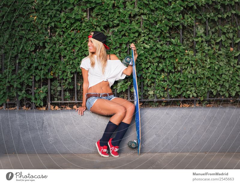 attraktive Skaterin Lifestyle Stil schön Sommer Frau Erwachsene Straße Mode blond Lächeln stehen Coolness trendy jung lässig Skateboard heiter Longboard urban