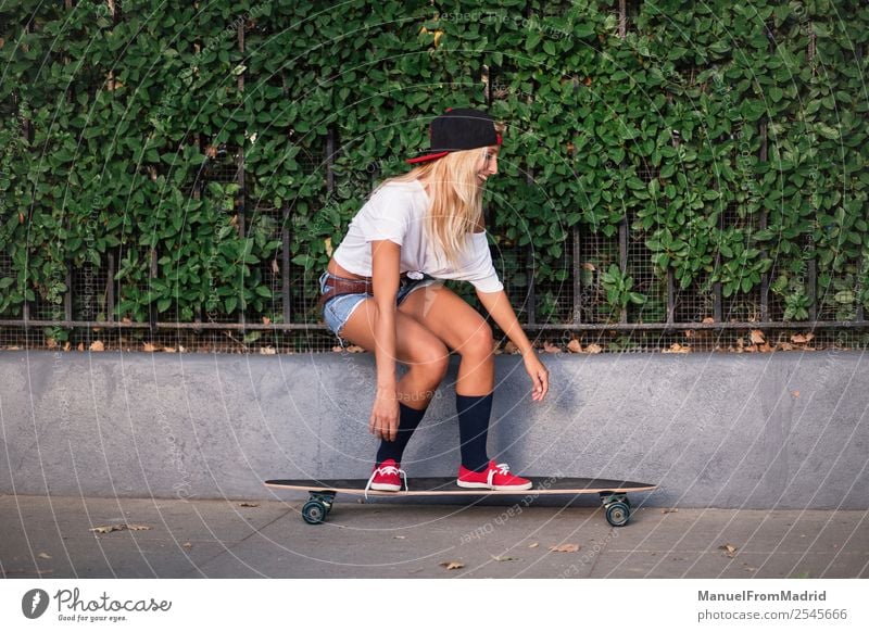 junge fröhliche Frau beim Eislaufen auf der Straße Lifestyle Stil Freude schön Freizeit & Hobby Sommer Sport Erwachsene Stadtzentrum blond Coolness Erotik