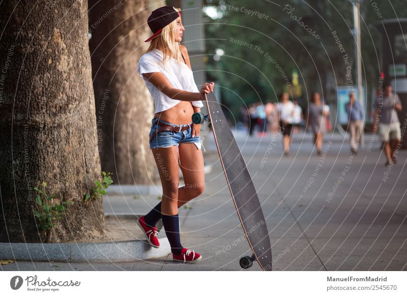 Skaterin auf der Straße Lifestyle Stil schön Sommer Frau Erwachsene Mode blond Lächeln stehen Coolness trendy jung lässig Skateboard heiter Longboard urban