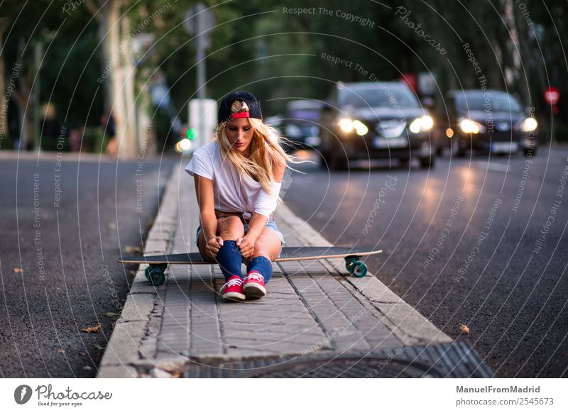 Skaterin auf der Straße Lifestyle Stil Freude schön Sommer Frau Erwachsene Stadtzentrum blond Coolness Erotik trendy Erholung Fitness Freizeit & Hobby jung