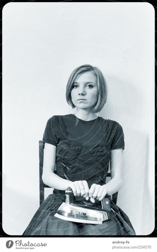 Retro feminin Junge Frau Jugendliche Erwachsene 1 Mensch 18-30 Jahre Kleid kurzhaarig Bügeleisen festhalten Blick sitzen retro schwarz weiß Kraft einzigartig