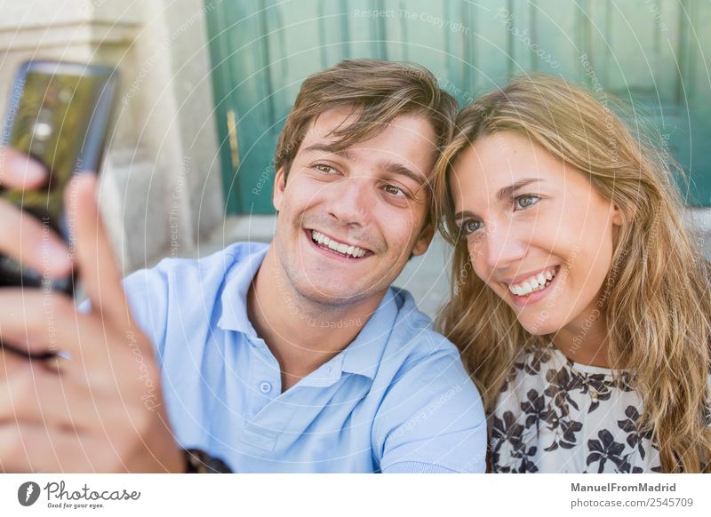 junges fröhliches Paar bei einem Selfie Lifestyle Freude Glück schön Freizeit & Hobby Ferien & Urlaub & Reisen Sommer Telefon Fotokamera Frau Erwachsene Mann