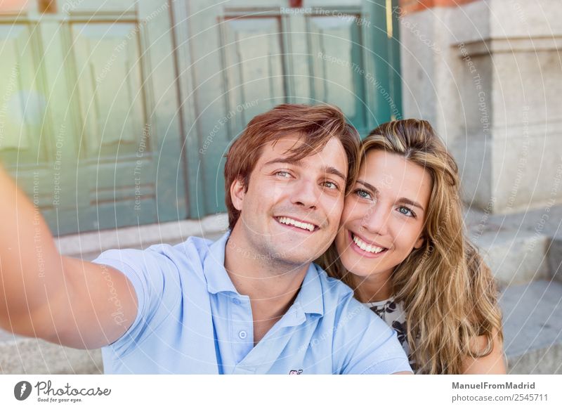 junges Paar bei einem Selfie Lifestyle Freude Glück schön Freizeit & Hobby Ferien & Urlaub & Reisen Sommer Telefon Fotokamera Frau Erwachsene Mann Lächeln Liebe