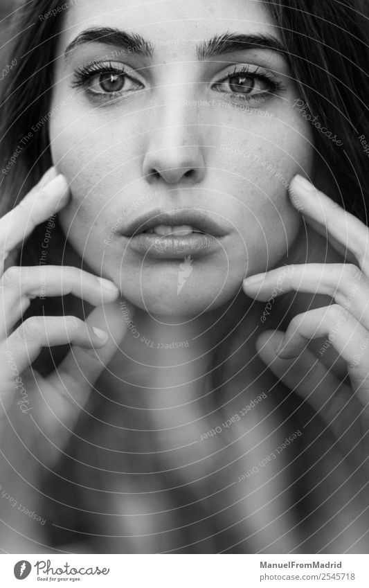Schwarz-Weiß-Porträt einer absorbierten Frau elegant Stil schön Gesicht Erholung feminin Erwachsene authentisch niedlich weich Gefühle Einsamkeit Kreativität