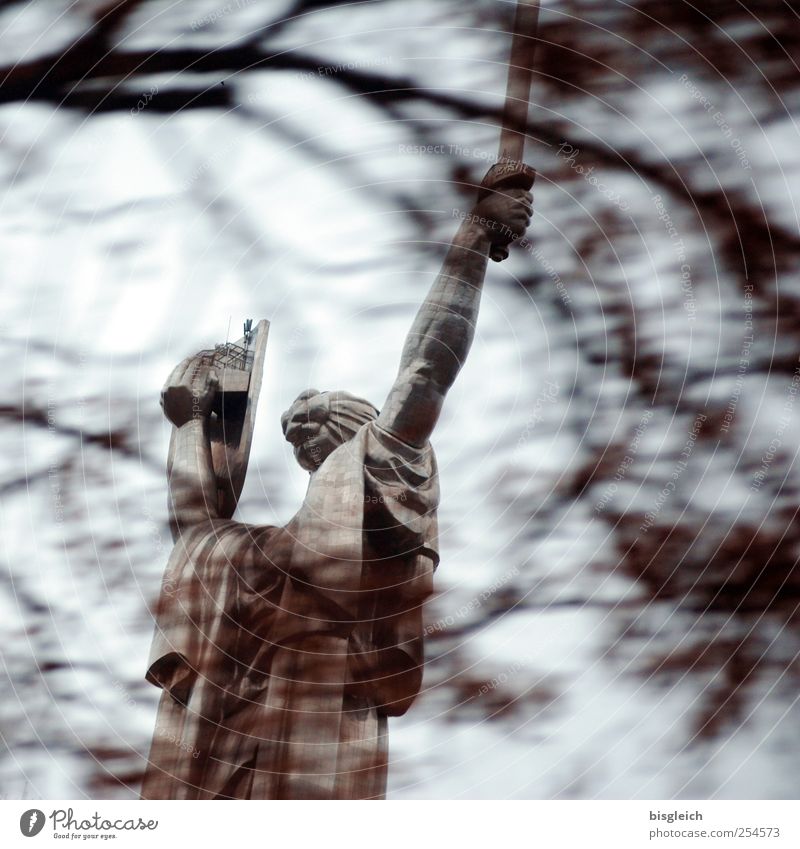 Mutter Heimat II Herbst Winter Kiew Ukraine Europa Hauptstadt Wahrzeichen Denkmal Statue Schwert Stein stark braun grau Macht Kraft Farbfoto Gedeckte Farben