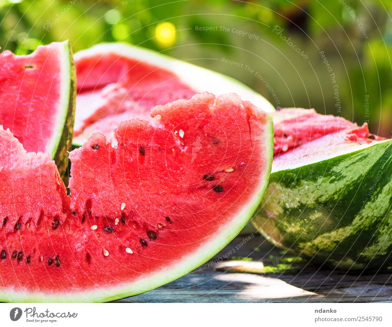 reife rote Wassermelone mit Samen Frucht Süßwaren Ernährung Vegetarische Ernährung Sommer Tisch Natur Holz frisch lecker natürlich saftig grün Farbe organisch