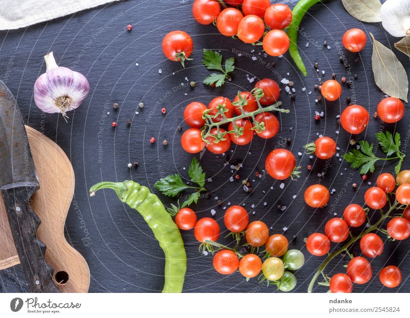 reife rote Kirschtomaten Gemüse Kräuter & Gewürze Messer Holz frisch oben schwarz Farbe Tradition Lebensmittel Tomate Kirsche rund Hintergrund roh trocknen