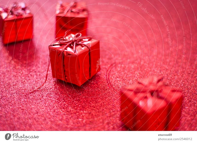 Rote Geschenkboxen und roter Glitzerhintergrund. Gruß Dekoration & Verzierung Ornament hell Ferien & Urlaub & Reisen Feste & Feiern Feiertag Präsentation Stern
