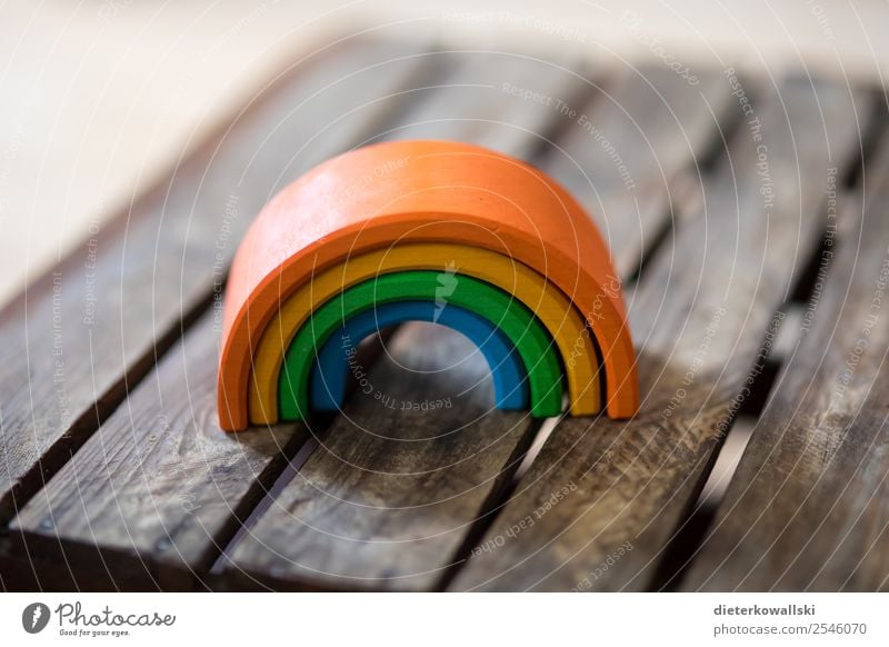 Regenbogen Spielzeug Spielen schön Kinderspiel Kindergarten Kindererziehung lernen Farbfoto Innenaufnahme Tag Schwache Tiefenschärfe