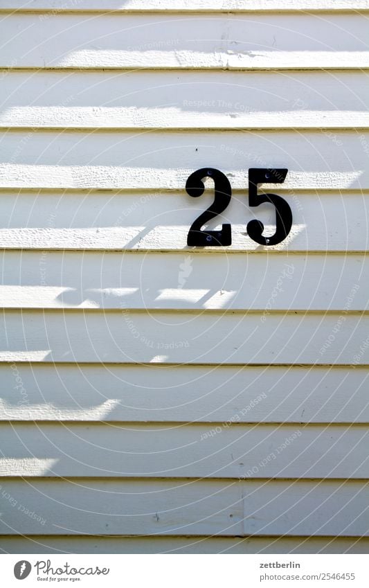 25 Ziffern & Zahlen Hausnummer Adressat Post Rangordnung Holzhaus Fassade Licht Schatten Geburtstag Jubiläum vierteljahrhundert