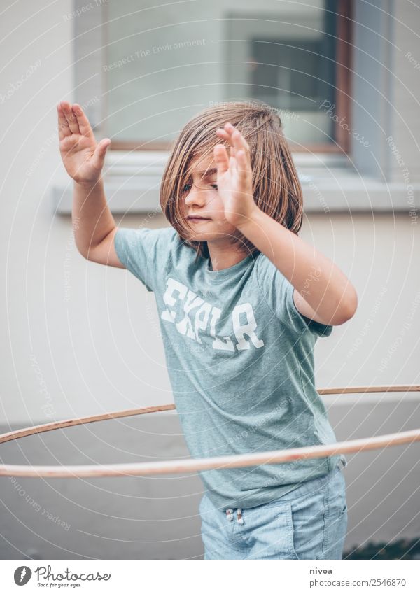 Junge mit langen Haaren macht Hulahoop Leben Sommer Sport Hula Hoop Reifen Schulkind Mensch maskulin 1 8-13 Jahre Kind Kindheit Schönes Wetter Stadt Altstadt