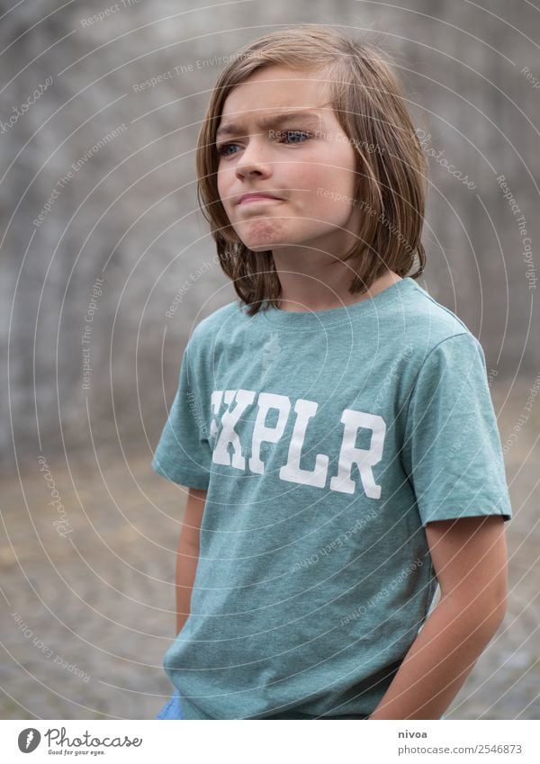 Skeptischer Junge Stil Kindererziehung Mensch maskulin Gesicht 1 8-13 Jahre Kindheit Umwelt Natur Landschaft Park Mauer Wand T-Shirt blond beobachten Denken