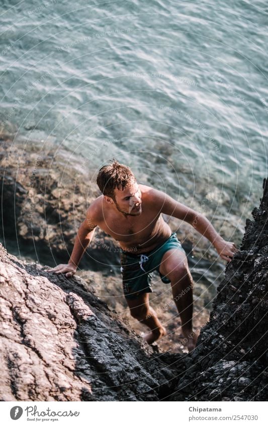 Junger Mann klettert nackt auf Felsen Jugendliche Haare & Frisuren Brust 1 Mensch Natur Schönes Wetter Wärme Fitness genießen Ferien & Urlaub & Reisen