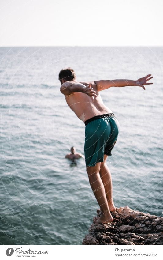 Mann, der sich darauf vorbereitet, ins Meer zu springen. Mensch Erwachsene 1 Umwelt Natur Erde Luft Sonne Sonnenfinsternis Sonnenaufgang Sonnenuntergang Sommer