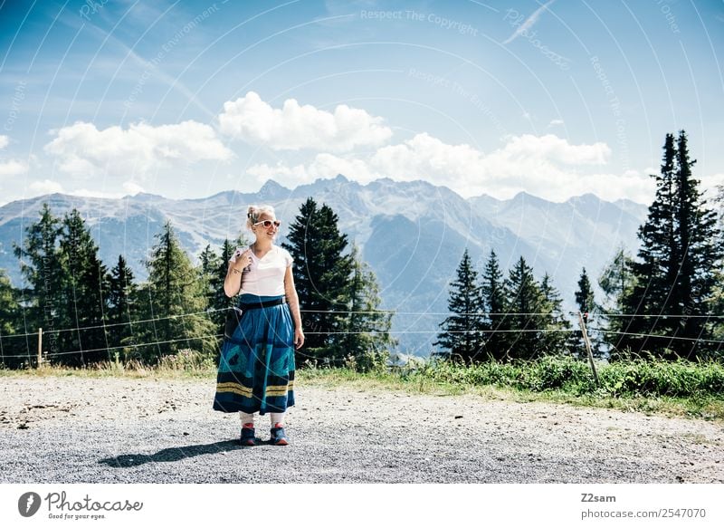 Sommer in Tirol Ferien & Urlaub & Reisen Sommerurlaub Berge u. Gebirge wandern Junge Frau Jugendliche 30-45 Jahre Erwachsene Natur Landschaft Himmel