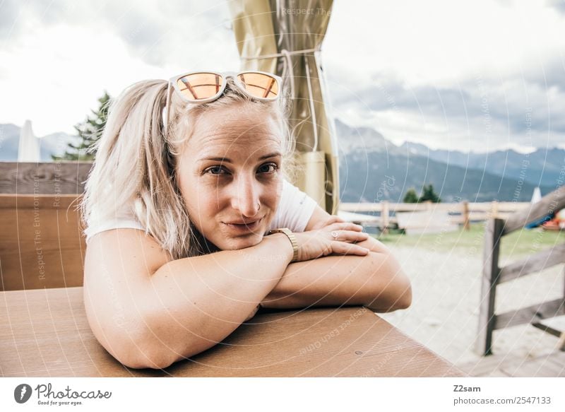 Junge Frau auf Almhütte Lifestyle elegant Stil wandern feminin Jugendliche 18-30 Jahre Erwachsene Natur Landschaft Alpen Sonnenbrille langhaarig Erholung