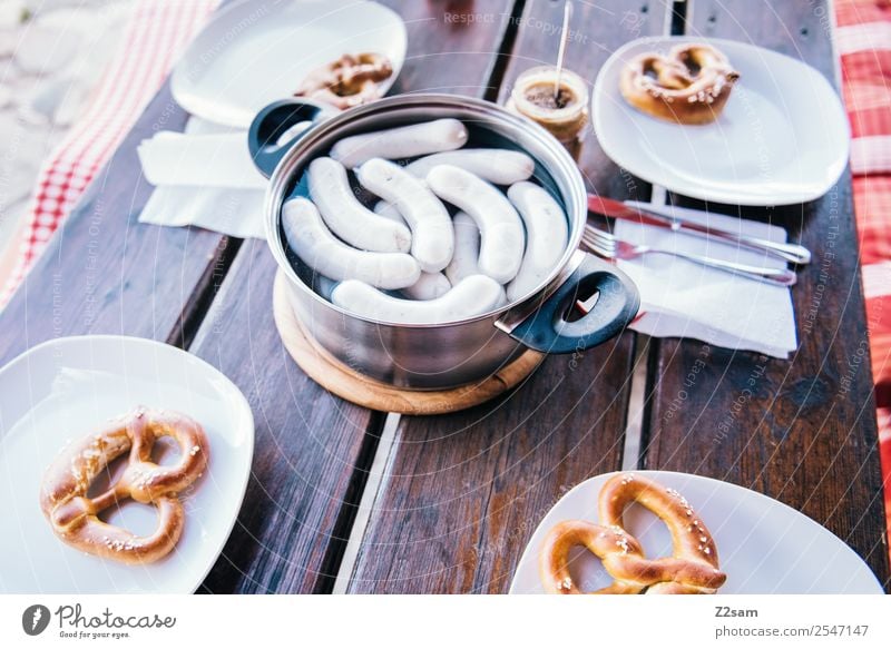 Weißwurstfrühstück in Bayern Lebensmittel Wurstwaren Teigwaren Backwaren Senf Süßer senf Brezel Ernährung Frühstück Mittagessen authentisch Zusammensein lecker