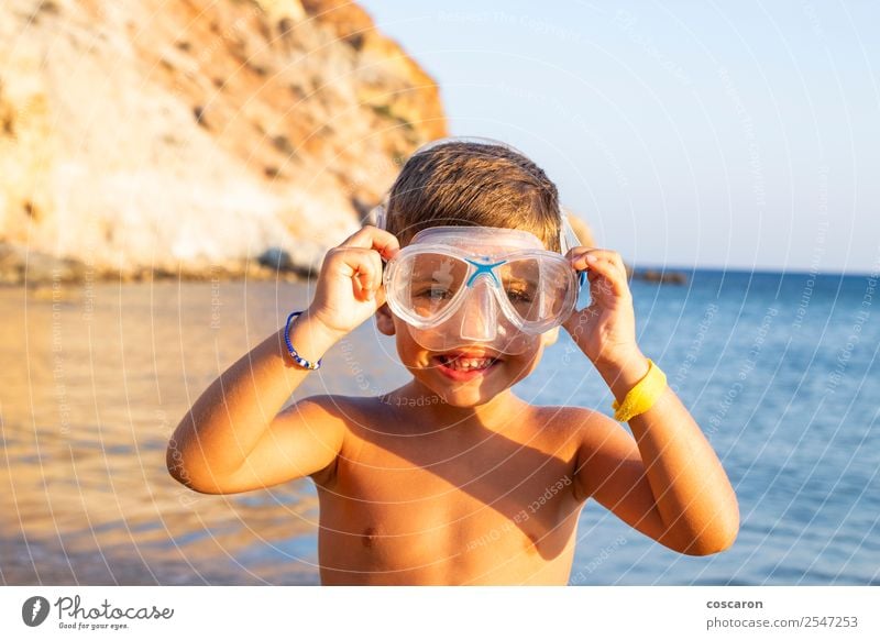Kind mit Taucherbrille am Meeresufer Lifestyle Freude Glück Erholung Schwimmbad Freizeit & Hobby Ferien & Urlaub & Reisen Sommer Strand Sport tauchen Mensch