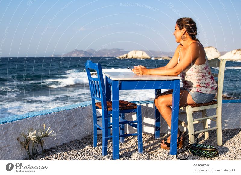 Mittelalterliche Frau, die in einem Tisch eines Restaurants am Meer sitzt. Kaffee Lifestyle Glück schön Ferien & Urlaub & Reisen Tourismus Sommer Strand Insel