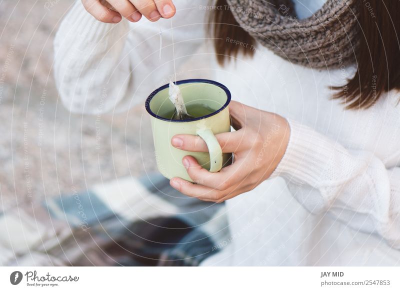 Die Frau trinkt einen Tee, Herbstzeit. Im Freien Lebensmittel Frühstück Getränk Heißgetränk Lifestyle Erholung Freizeit & Hobby Ferien & Urlaub & Reisen