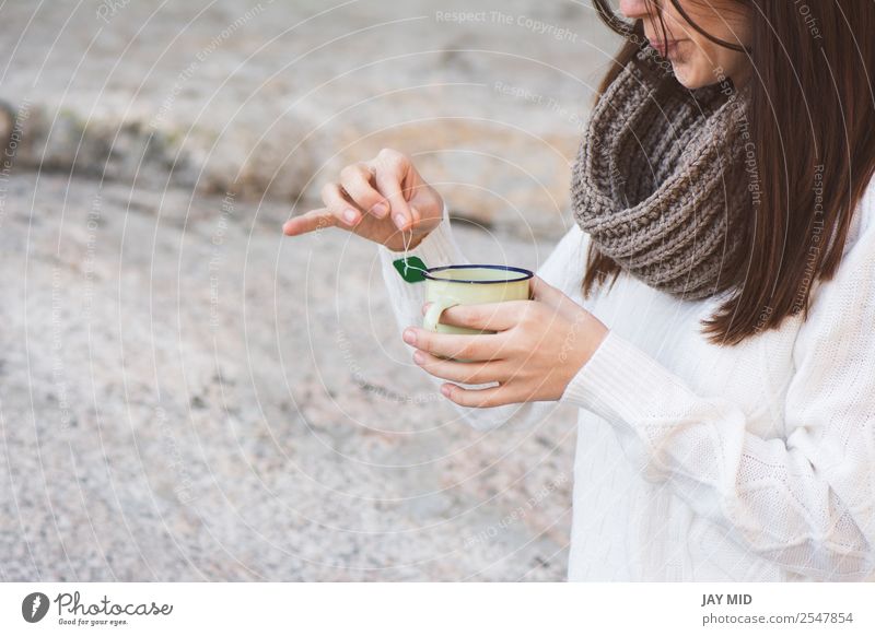 Frau beim Tee kochen in der Natur Getränk trinken Heißgetränk Tasse Lifestyle Erholung Freizeit & Hobby Ferien & Urlaub & Reisen Mensch feminin Erwachsene Hand