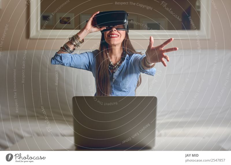Frau erlebt Virtual Reality zu Hause Lifestyle Glück Freizeit & Hobby Spielen Häusliches Leben Wohnzimmer Entertainment Industrie Telefon Headset