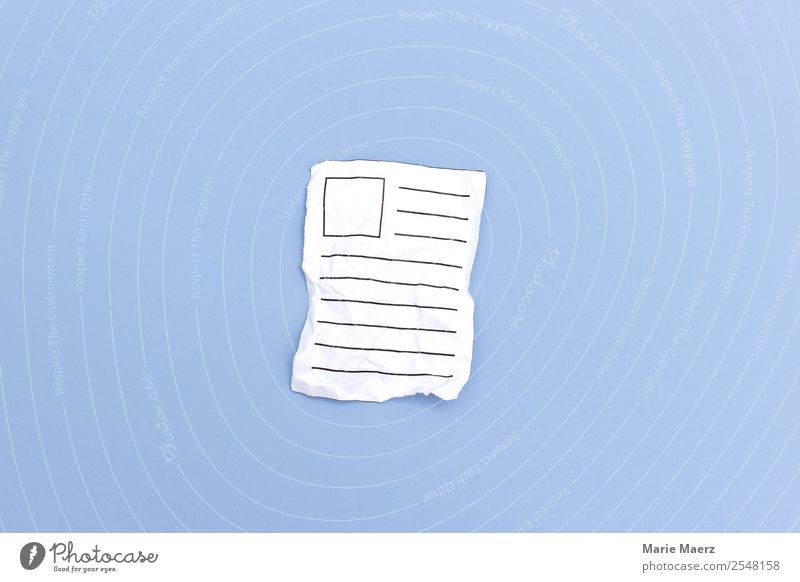 Zerknülltes Papier - verworfener Beitrag Werbebranche Post Kommunizieren schreiben alt kaputt blau weiß Neugier Zeitung Text Brief zerknüllt Müll Entwurf