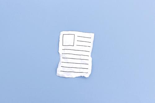 Zerknülltes Papier - verworfener Beitrag Werbebranche Post Kommunizieren schreiben alt kaputt blau weiß Neugier Zeitung Text Brief zerknüllt Müll Entwurf