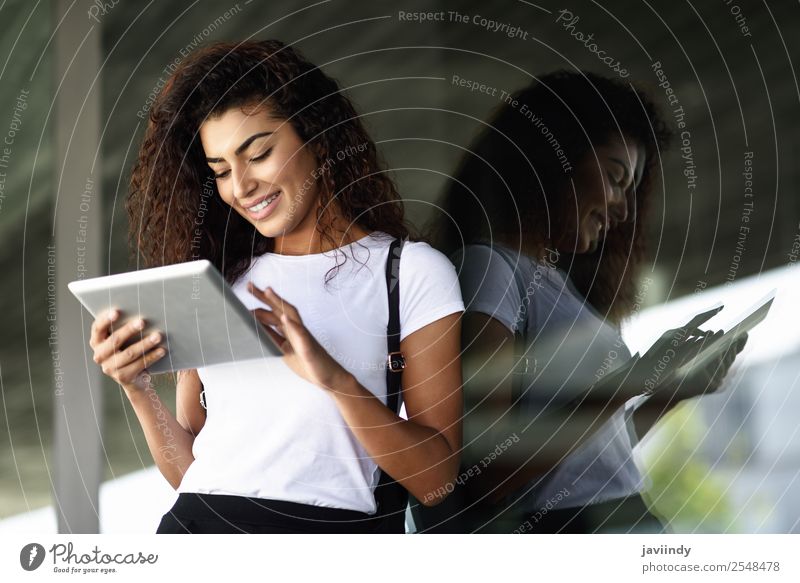 Junge afrikanische Frau mit Blick auf ihr digitales Tablett Lifestyle Stil Glück schön Haare & Frisuren Tourismus Technik & Technologie Internet Mensch