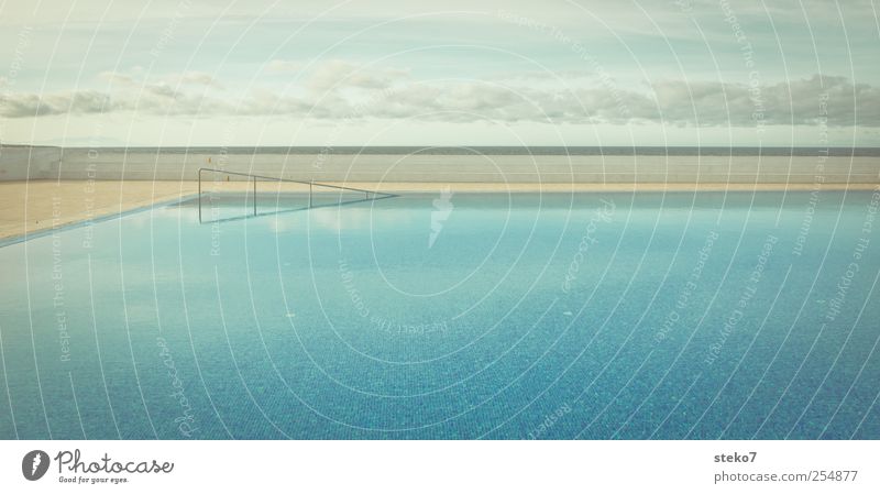 abtauchen Wasser Himmel ästhetisch blau Schwimmbad Treppengeländer gerade Horizont Menschenleer ruhig Surrealismus Erholung Klarheit Panorama (Bildformat)