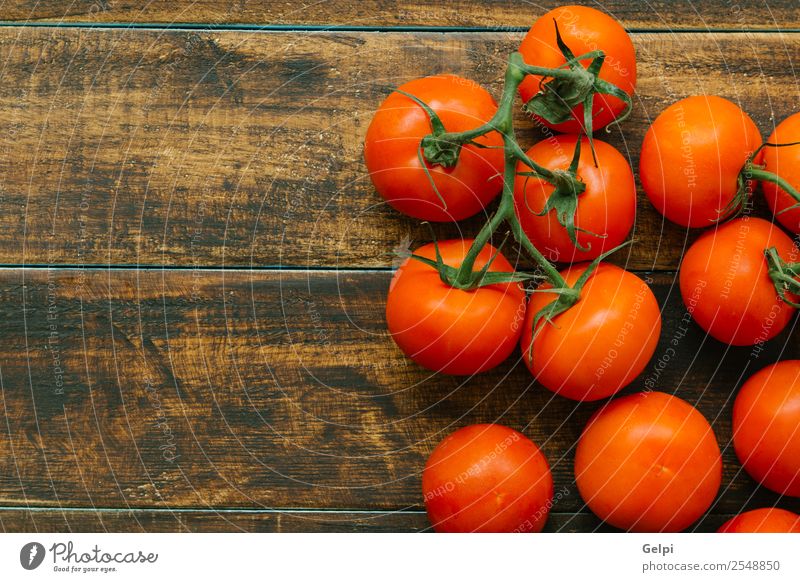 Tomaten Gemüse Frucht Vegetarische Ernährung Diät schön Tisch Küche Natur Pflanze Blatt Holz dunkel frisch nass natürlich grün rot weiß Farbe rustikal