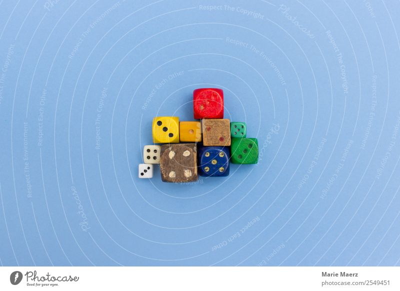 Bunter Würfel-Haufen Ziffern & Zahlen entdecken machen werfen authentisch einfach blau mehrfarbig Glück vernünftig Spielsucht Entschlossenheit Farbe