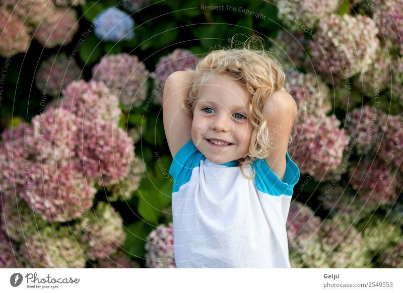 blondes Kind Glück schön Gesicht Sommer Garten Mensch Baby Junge Mann Erwachsene Kindheit Hand Umwelt Natur Pflanze Blume Lächeln klein lang lustig natürlich