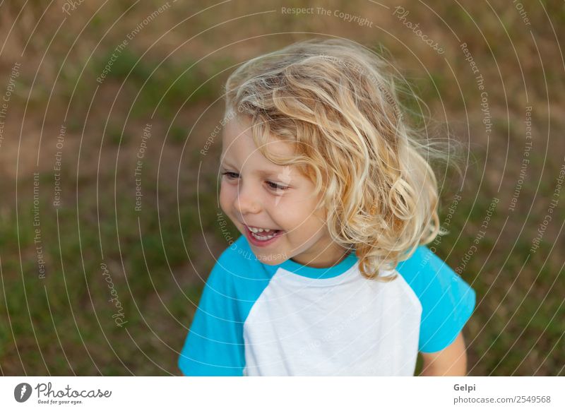 Kleinkind mit langen blonden Haaren genießt einen sonnigen Tag. Glück schön Gesicht Sommer Kind Mensch Baby Junge Mann Erwachsene Kindheit Umwelt Natur Pflanze