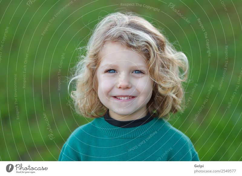Schöner Junge drei Jahre alt mit langen blonden Haaren Glück schön Gesicht Sommer Kind Mensch Baby Mann Erwachsene Kindheit Umwelt Natur Pflanze Lächeln klein
